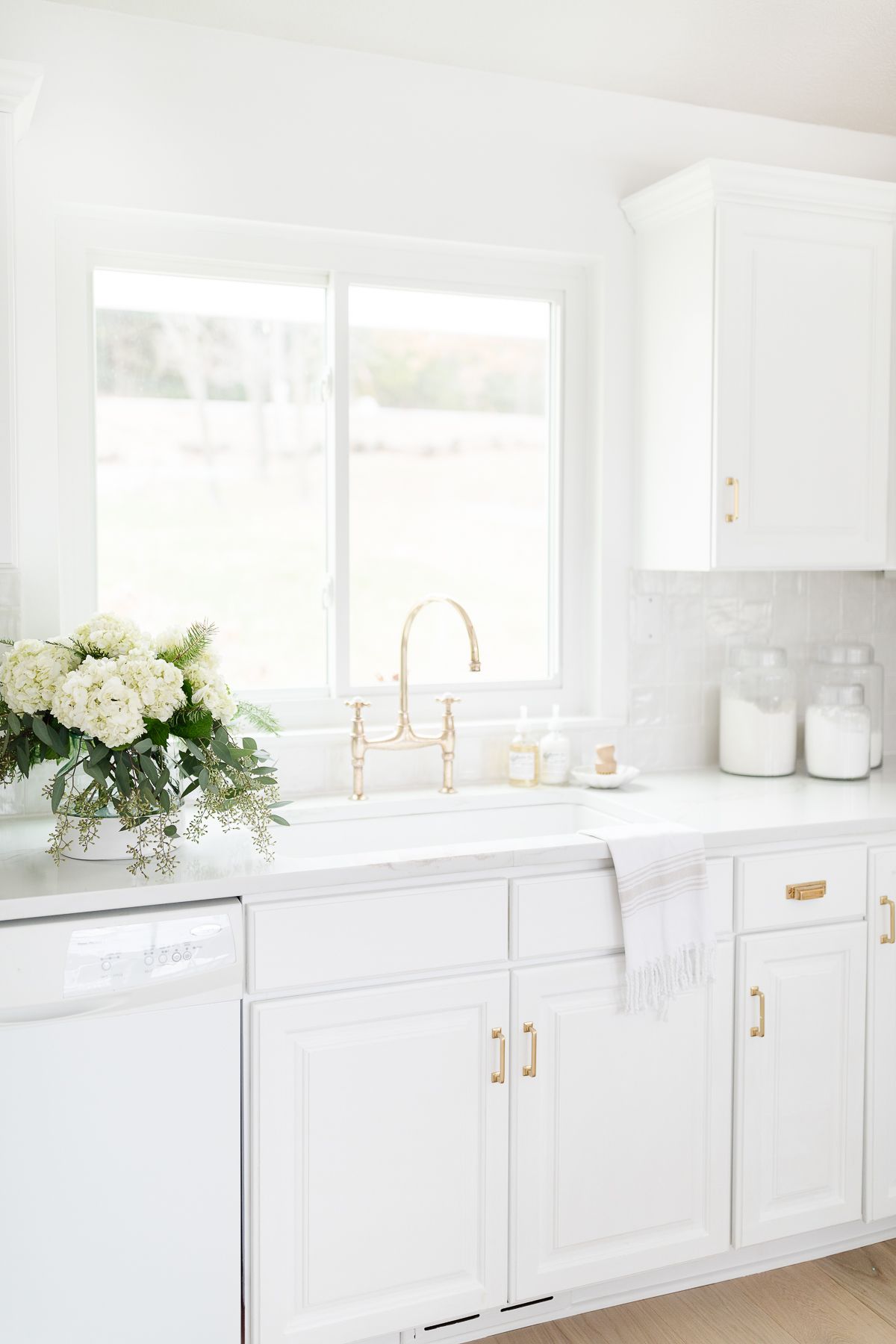 白色的厨房，白色的瓷砖和白色的灌浆颜色