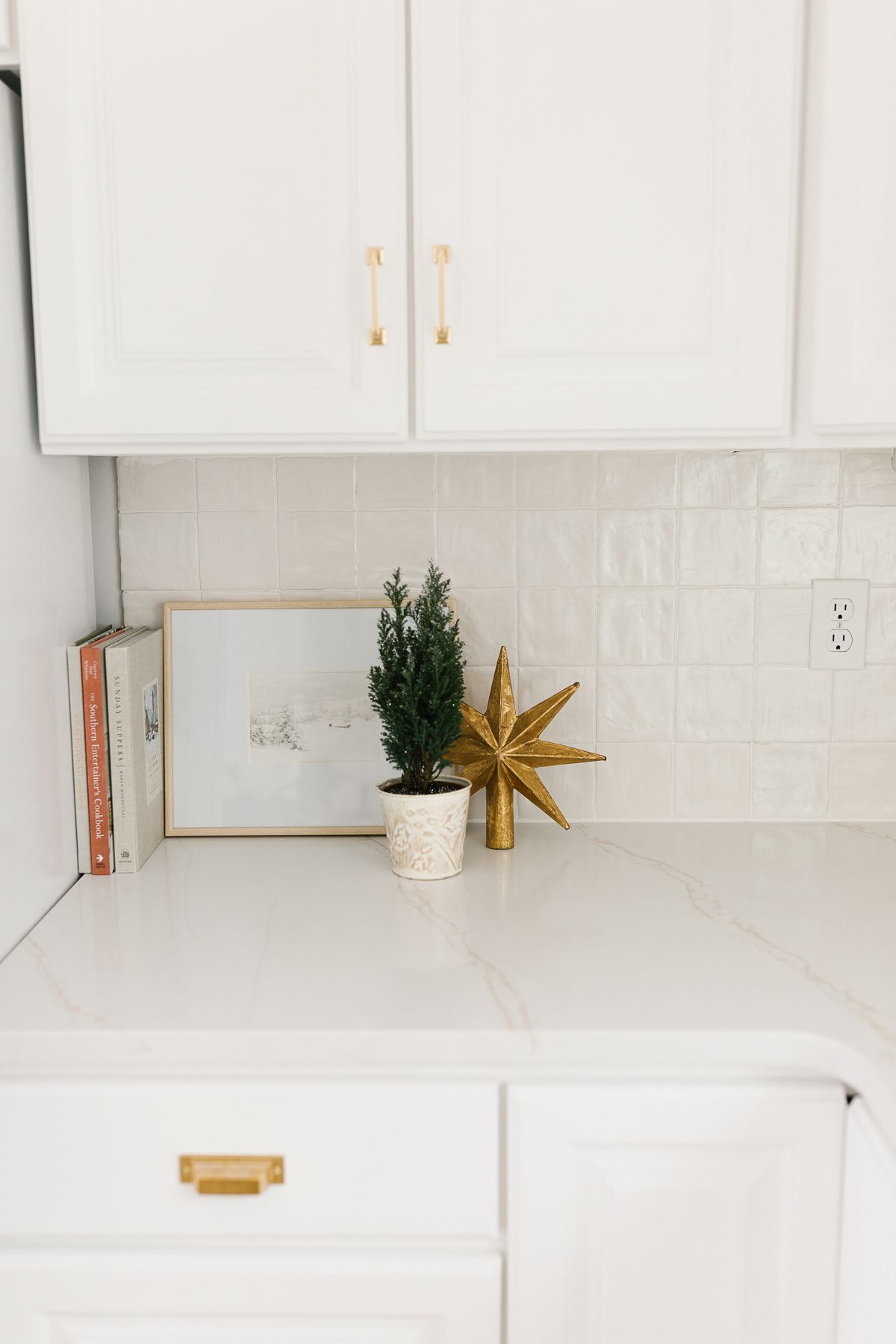 白色厨房橱柜与白色瓷砖后挡板，与白色聚混浆料颜色