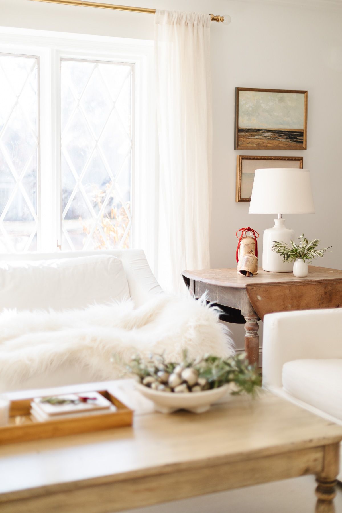 白色的客厅里有传统的圣诞装饰