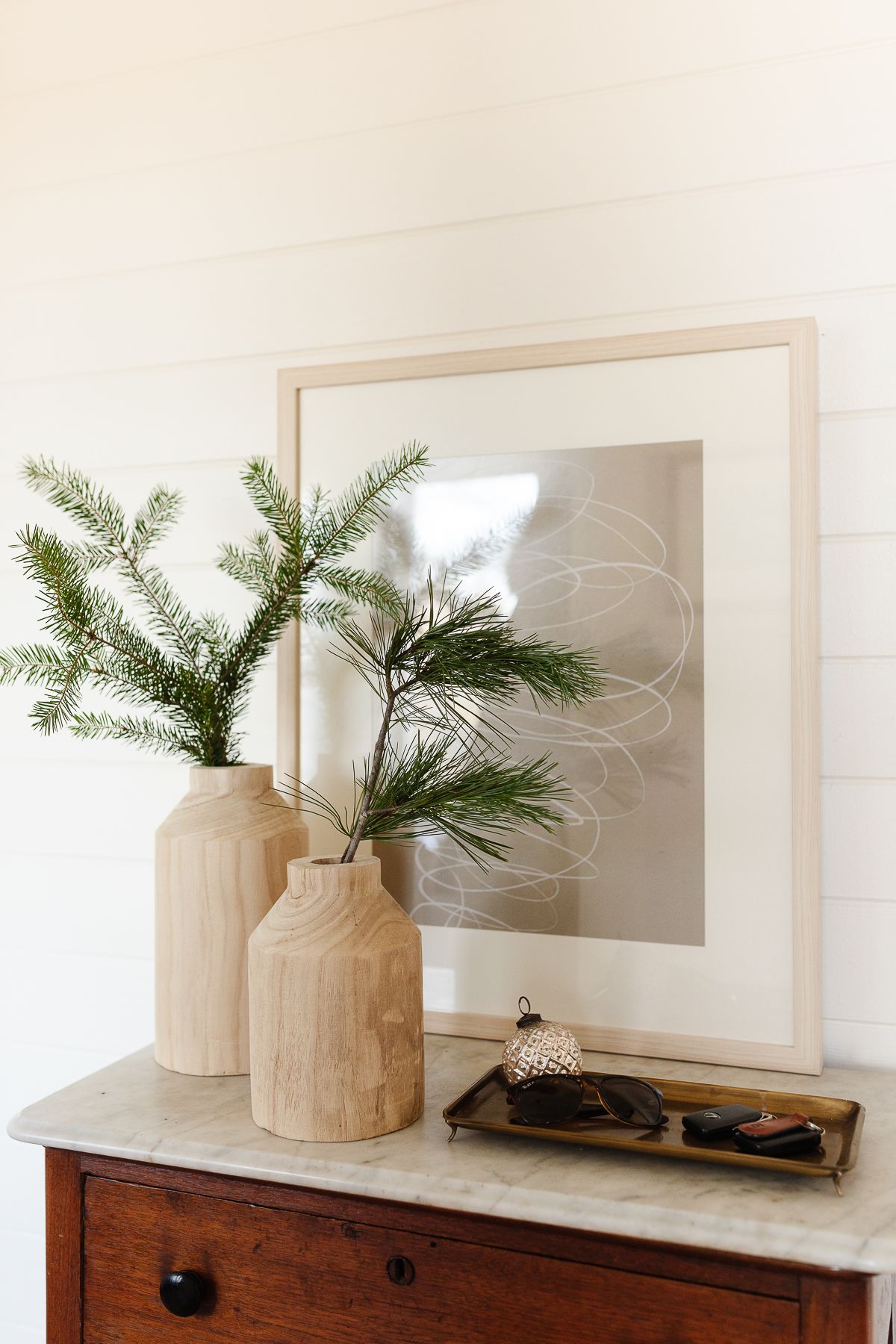 传统圣诞装饰的常绿树枝在木制花瓶