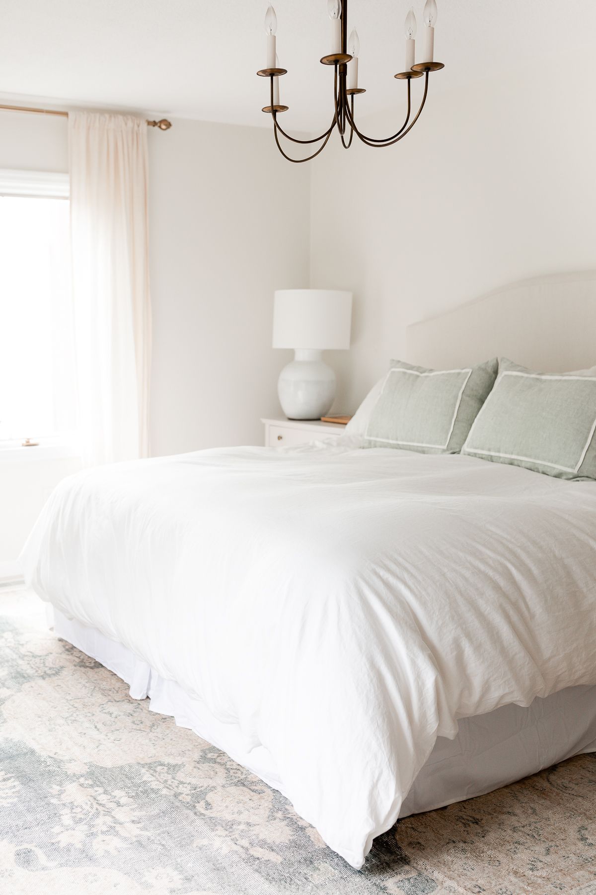 浪漫的卧室颜色温暖的白色墙壁