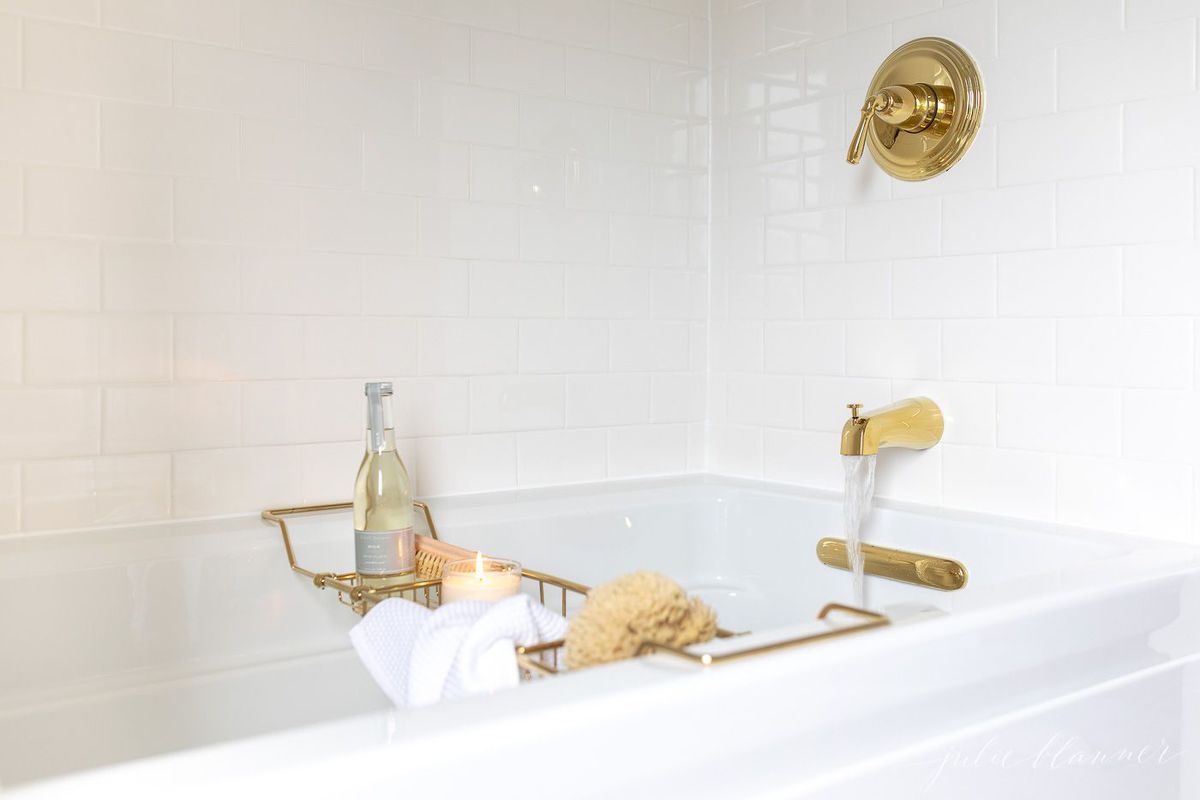 空气浴缸与黄铜浴配件和黄铜浴盘充满放松水疗治疗。