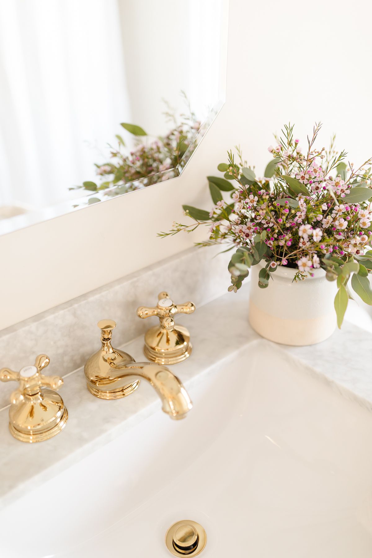 浴室大理石台面上的黄铜水龙头