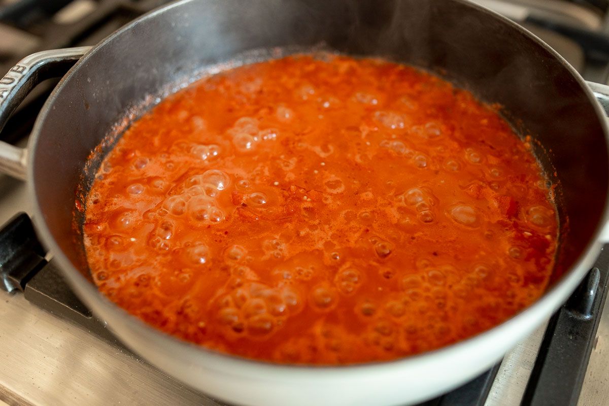 红色的酱汁在铸铁锅里煨着gydF4y2Ba