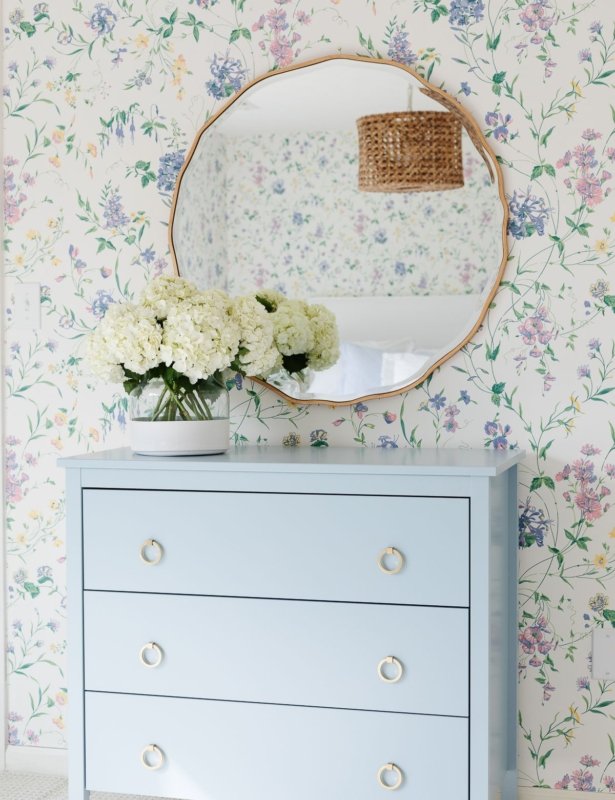 带花卉墙纸和梳妆台涂上板岩蓝色的卧室