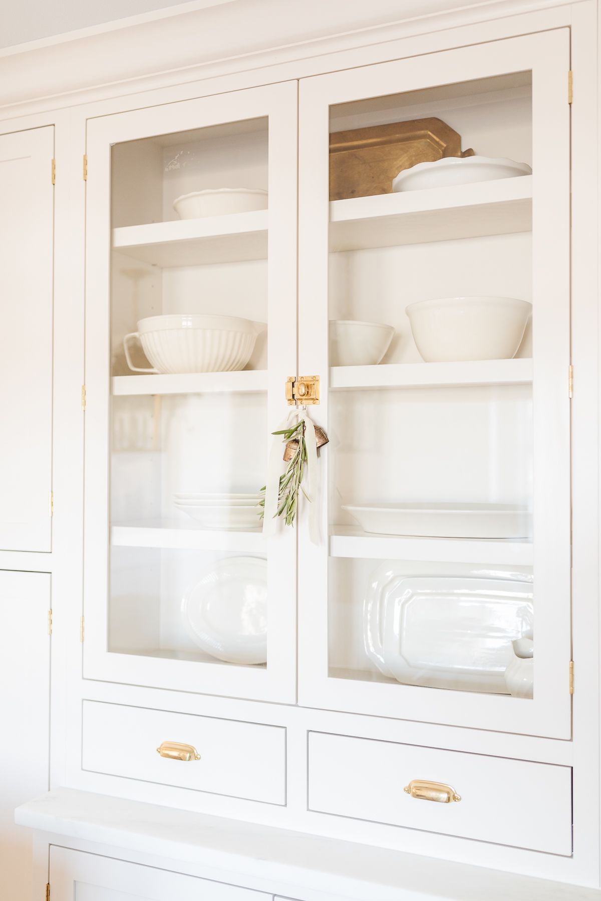 带玻璃门和黄铜门闩的厨房橱柜