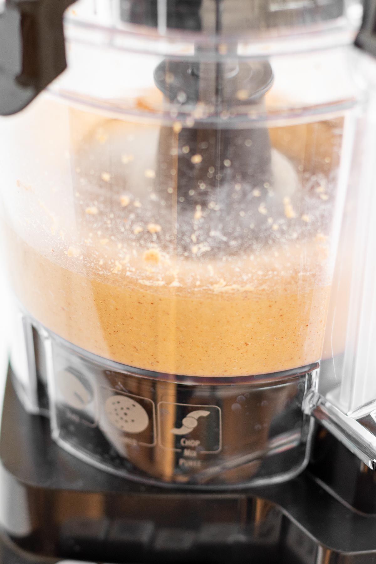 图片展示了在食品加工机中自制花生酱，这是如何制作花生酱教程的一部分。gydF4y2Ba