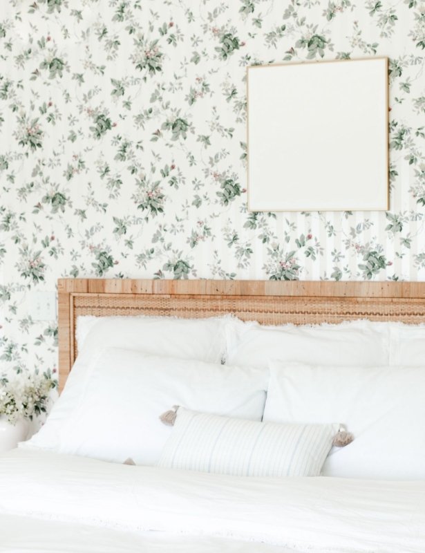 一间墙纸的卧室，床上有白色纹理墙壁艺术