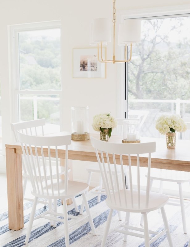 柚木餐桌，上面有白色椅子，上面有蓝色和白色条纹地毯