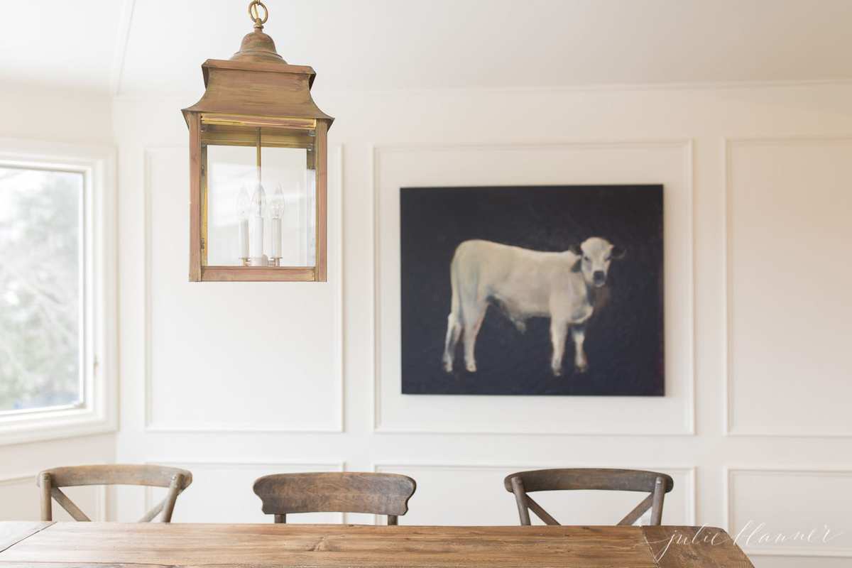 奶牛在早餐角落的桌子上画画