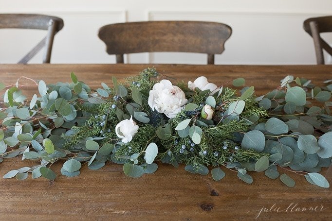 如何用冬天的花朵制作餐桌中央装饰品