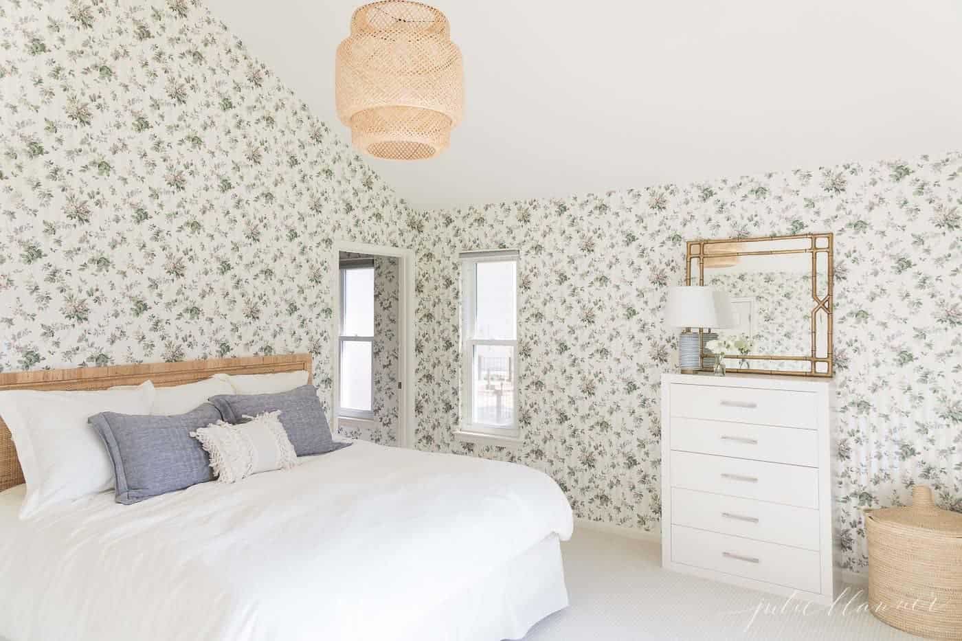 大型编织灯在墙纸卧室和中性床上
