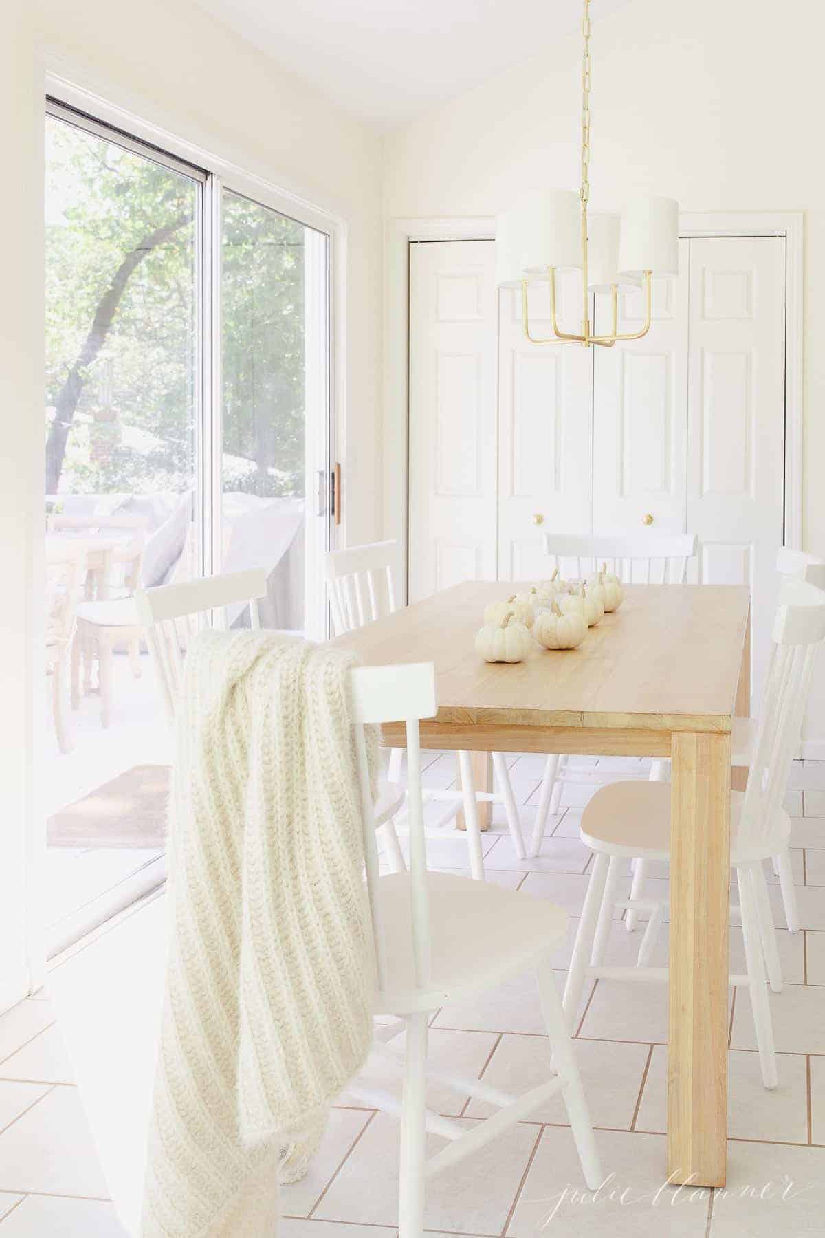 奶油色的早餐室，黄铜灯，南瓜桌