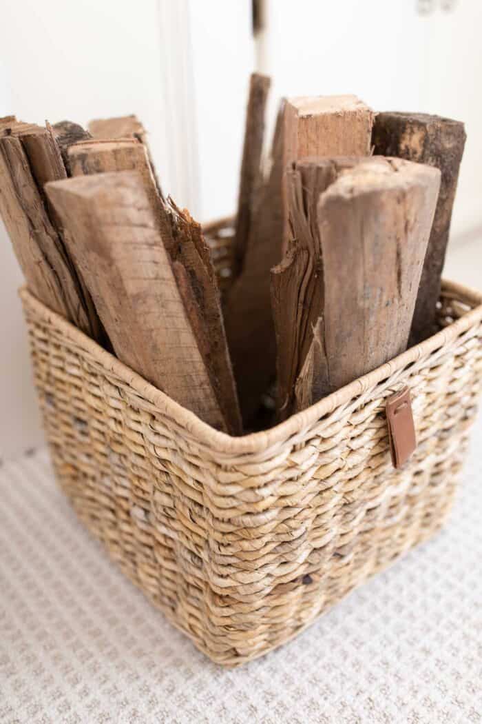 一种有纹理的篮子，里面装满了用作壁炉的砍下来的木头