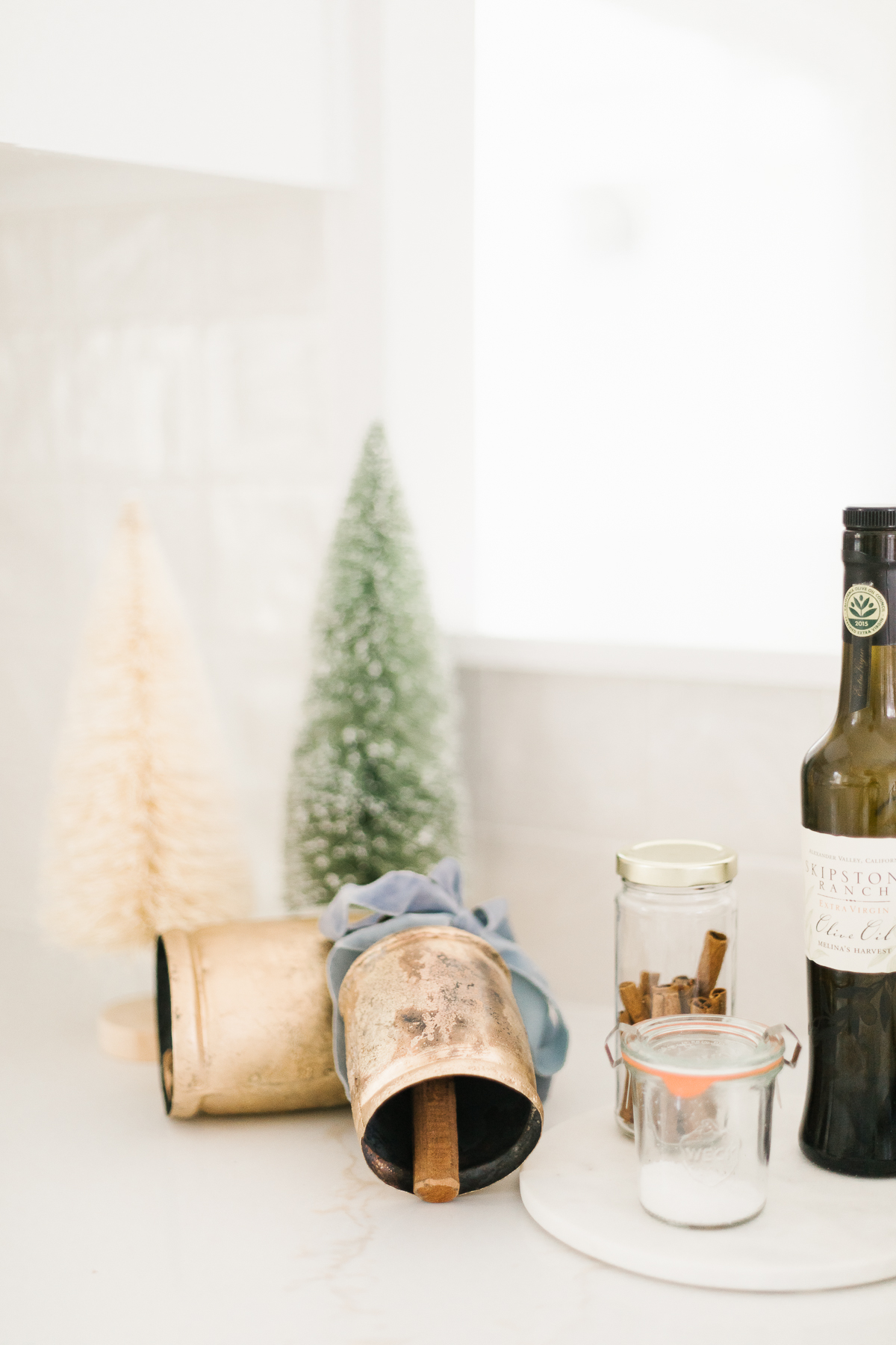 铃铛漂白圣诞树和厨房柜台上的橄榄油